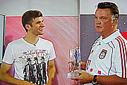 Louis van Gaal als Laudator überreichte WM Torschützen-König Thomas Müller den Bayerischen Sportpreis 2010 (Foto: Martin Schmitz vom Bildschirm)